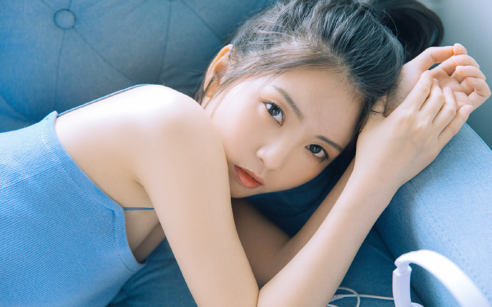 “高新体育中心：健力选手破纪录，举重赛场力与美的完美呈现”
