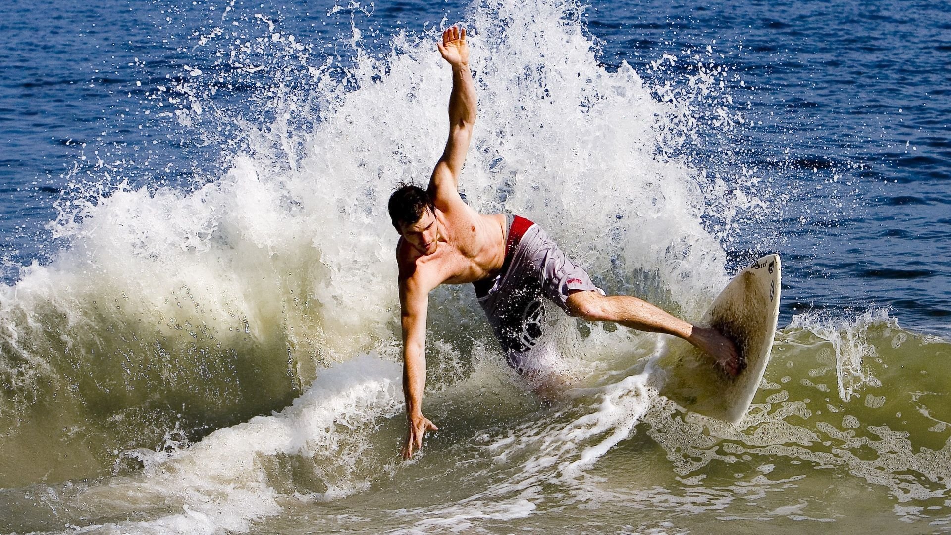 职业联赛推行赛后视频分析帮助球员持续进步，职业联赛现场