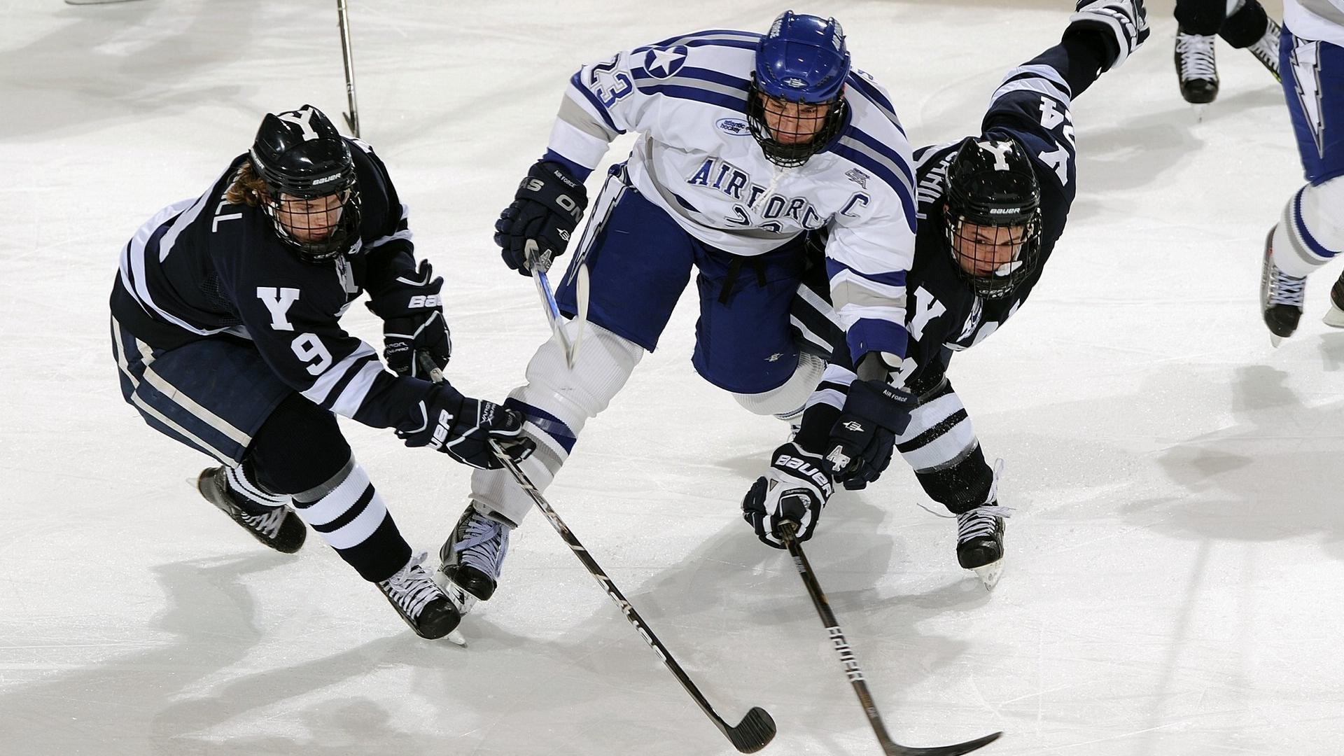 伊朗球员被雪卡住球鞋,教练拿热水壶解围,伊朗队球员