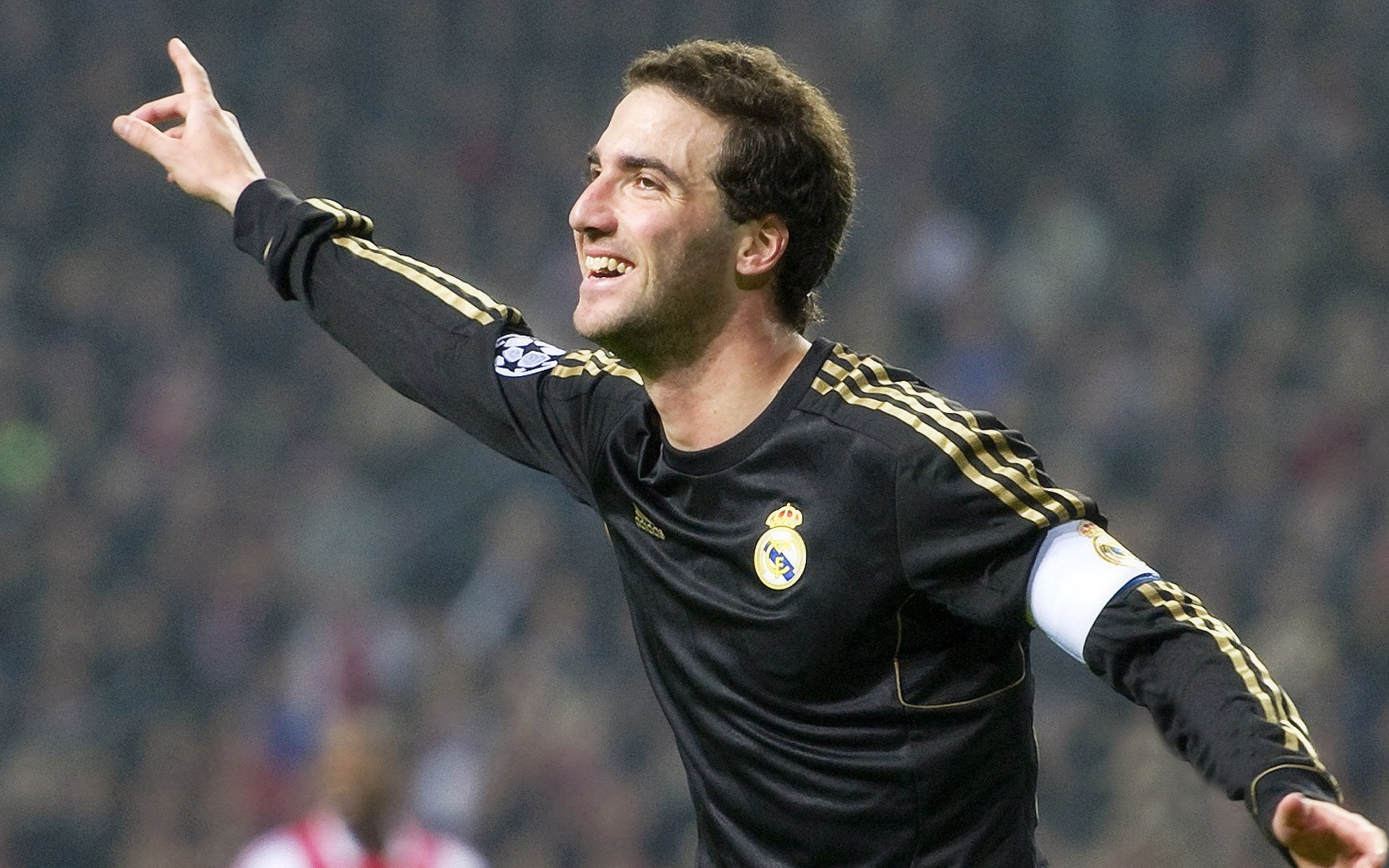 最受关注：王强表现抢眼，荣获本场最佳球员称号！，足球运动员王强