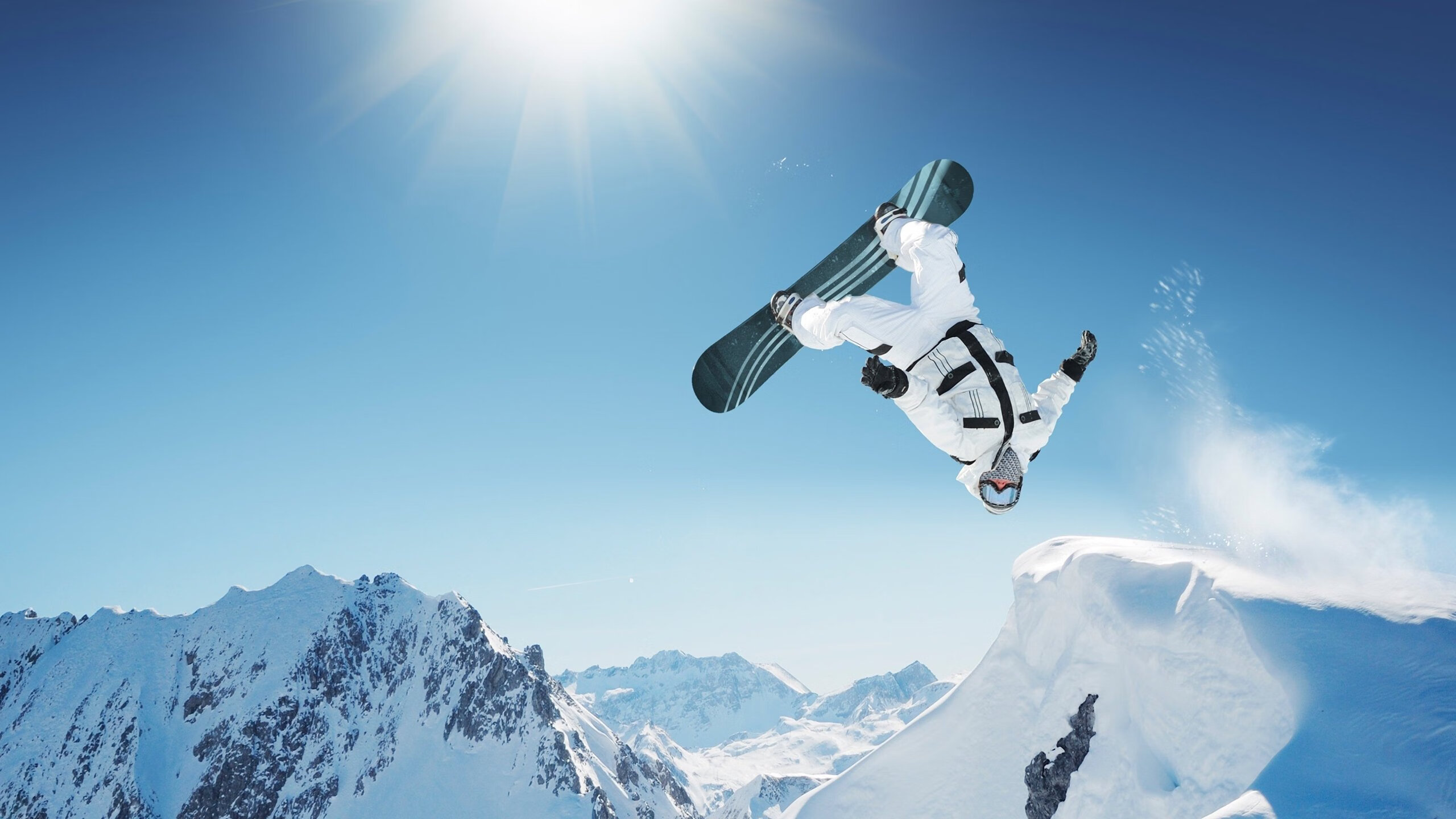 英超裁判判罚透明度提升，增强比赛信任，英超裁判出牌